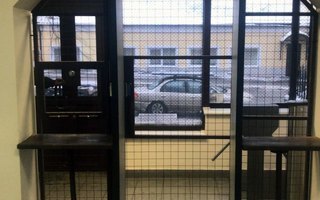 решетчатая дверь с боковыми вставками в арочный проём и одним замком