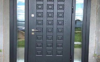 дверь стальная со стеклом