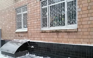 белая оконная решетка с двумя распашными створками