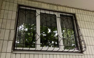 сварная дутая решетка на трехстворчатое окно
